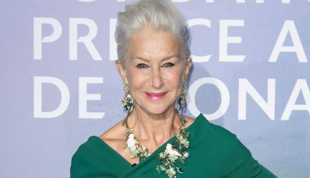 Borítókép: Egy merész 70-es! Helen Mirren most bebizonyította, hogy nem csak a fiatalok hordhatják ezt a kiegészítőt