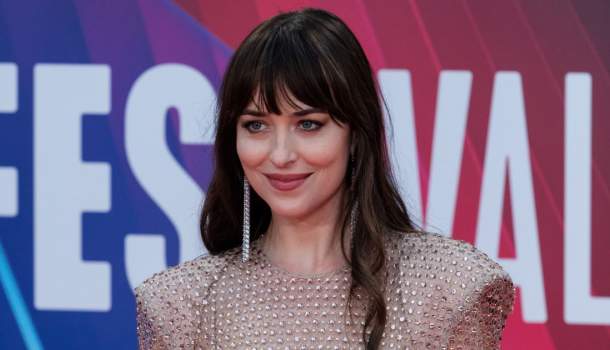 Borítókép: Dakota Johnson zseniális szettben vonult végig a Londoni Filmfesztivál vörös szőnyegén