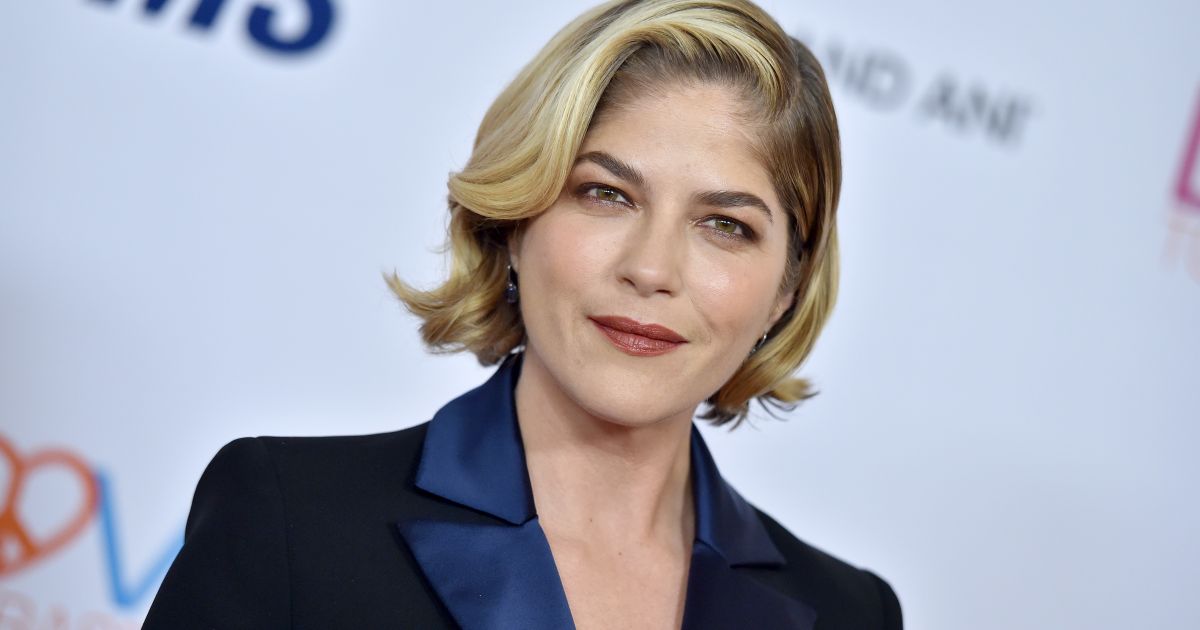 Selma Blair csodásan fest: csinos szettben, kisfiával az oldalán jelent meg a betegségéről szóló filmje bemutatóján