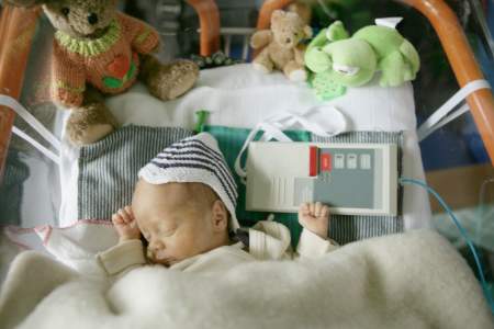 Borítókép: Hogyan segíthet egy plüssállat egy koraszülött baba életén?