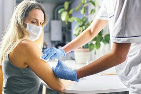 Borítókép: Ezeket a mellékhatásokat tapasztalhatod magadon a harmadik oltás után