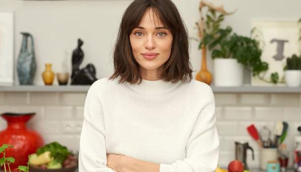 Borítókép: „Egy jó húslevessel le lehet venni a lábamról” - Interjú Tombor Nellivel