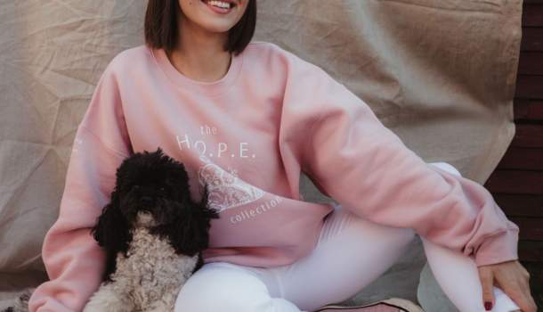 Borítókép: Divattal a kóbor és bajba jutott állatokért: A Remény, a Szeretet és az Összefogás pulóvere