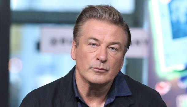 Borítókép: Alec Baldwin kezében sült el egy fegyver filmje forgatásán: meghalt az operatőr, a rendező megsérült