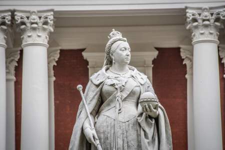 Borítókép: Tinédzser lopta el Viktória királynő bugyiját