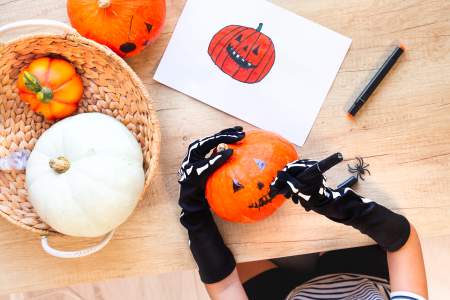 Borítókép: Így díszíts Halloween tököt a gyerekekkel, hogy faragnotok se kelljen