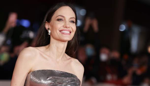 Borítókép: Angelina Jolie Rómában is meghódította a vörös szőnyeget: lányai csak úgy ragyogtak mellette