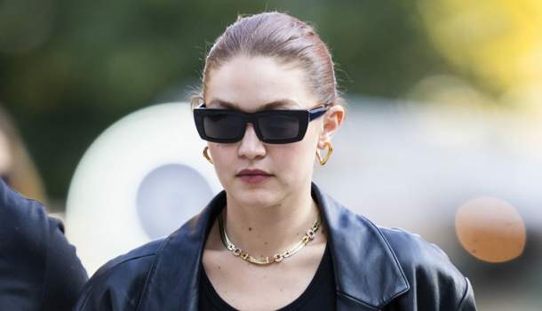 Borítókép: Gigi Hadid csúnya papucsa már most a sztárok új őszi kedvence