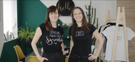 Borítókép: Jóval több, mint egy feliratos póló: a MomWow közösséget teremt és az anyukák lelkét erősíti