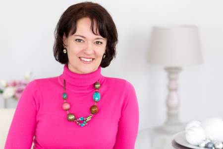 Borítókép: „Élni csak szívből érdemes” – Interjú dr. Kovács Fatimével, a bírónőből lett védikus asztrológussal