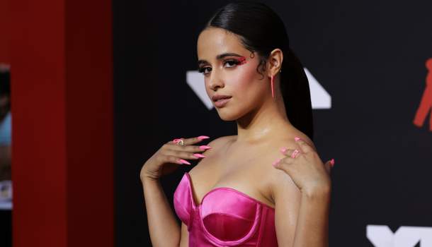 Borítókép: Camila Cabello apró fürdőruhában mutatta meg magát, ami alig takart valamit