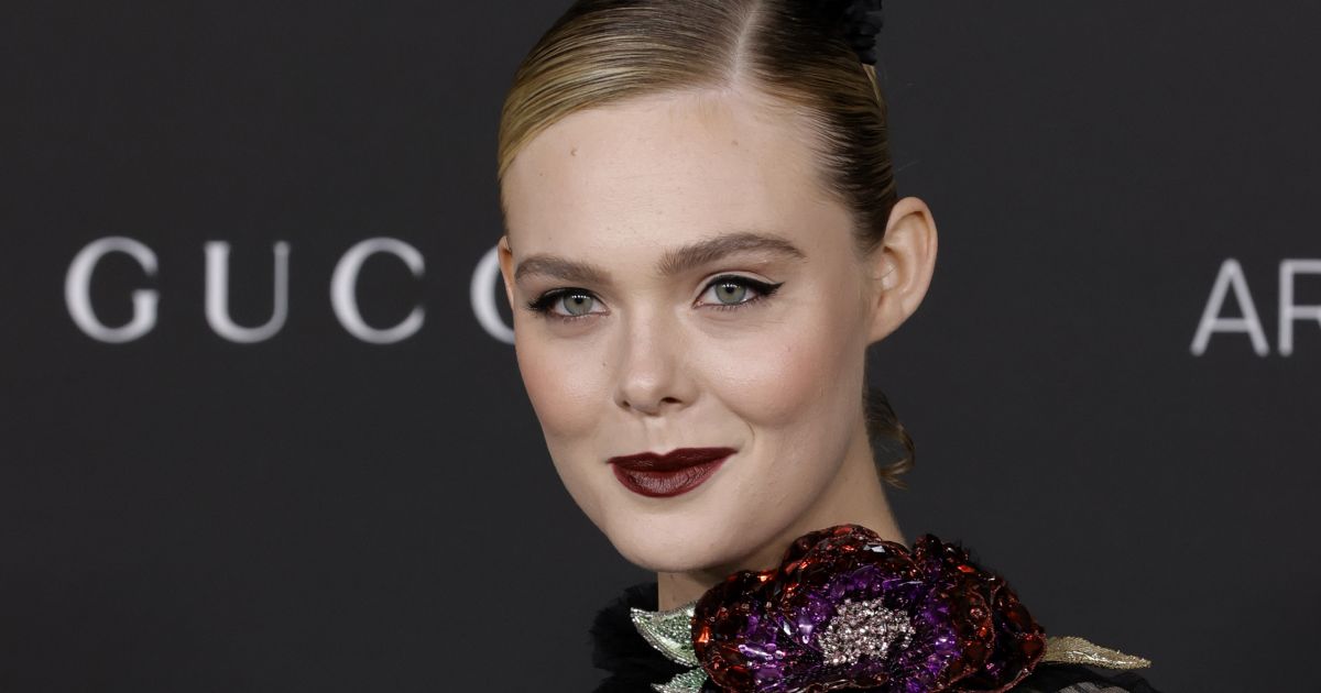 Elle Fanning élete eddigi legdögösebb ruhájában, nagybetűs nőként ragyogott a vörös szőnyegen