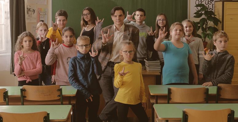 Borítókép: Több száz siket fiatal életét befolyásolja a jelnyelv használata