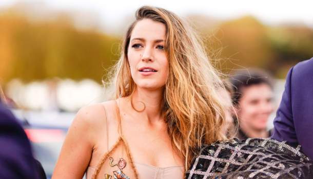 Borítókép: Blake Lively piros koktélruhában lépett kamerák elé, és mindenkinek ugyanaz jutott eszébe a képek láttán