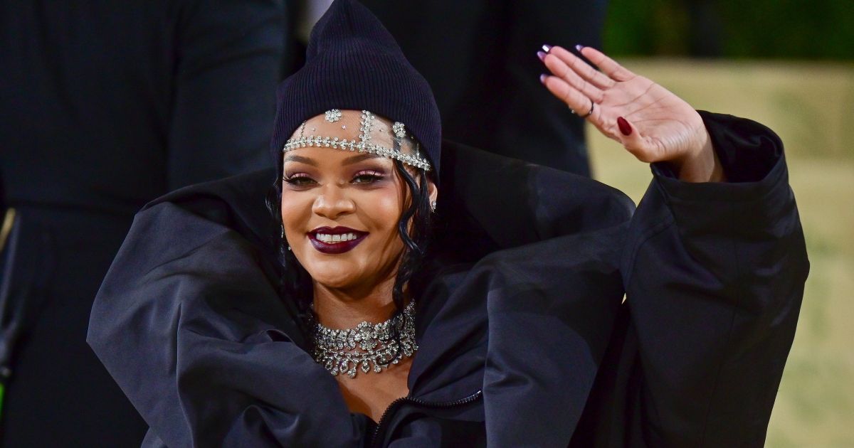 Wow! Rihanna új fejezetet nyitott a monokróm öltözködésben