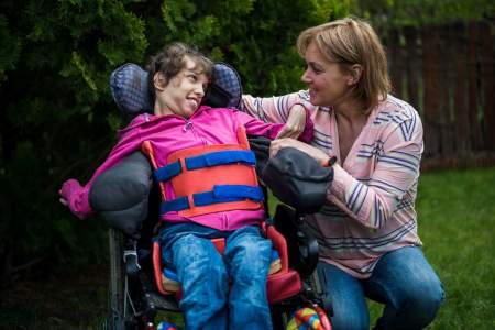 Borítókép: Mi lesz velük, ha kikerülnek az iskolapadból? Önerőből építenek napközit súlyosan sérült, "felnőtt gyerekeknek” az érintett szülők