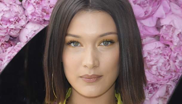 Borítókép: "Nem hazudhatok tovább" - Bella Hadid kíméletlenül őszinte fotókat posztolt a mindennapjairól