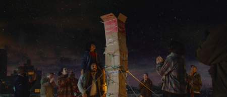 Borítókép: Trambulinozó boxer, kartonból épített kémény: 14 karácsonyi reklám, ami egészen biztosan meg fog ríkatni