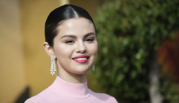 Borítókép: Ez ám az extrém manikűr! Selena Gomez menő körmei a '90-es éveket idézik