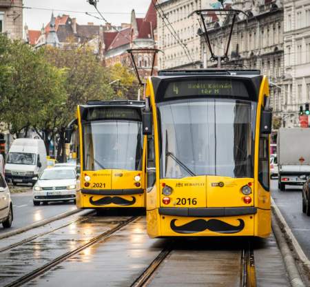 Borítókép: Bajuszt növesztettek a körúti villamosok