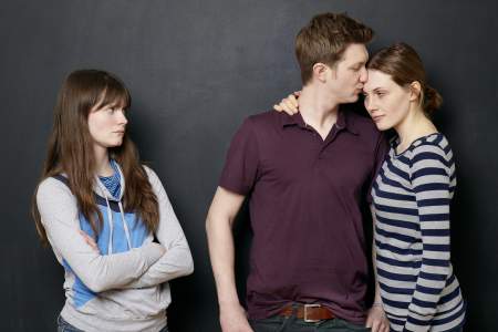 Borítókép: Miért ne kínáld magad ezüsttálcán egy férfinak sem? Mutatunk 7 nyomós okot!