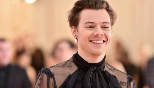 Borítókép: Harry Styles új fotói minden eddigit felülmúlnak: magas sarkúban és miniruhában is megmutatta magát