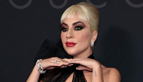 Borítókép: Lady Gaga élete egyik legdögösebb ruhájában jelent meg A Gucci-ház bemutatóján 