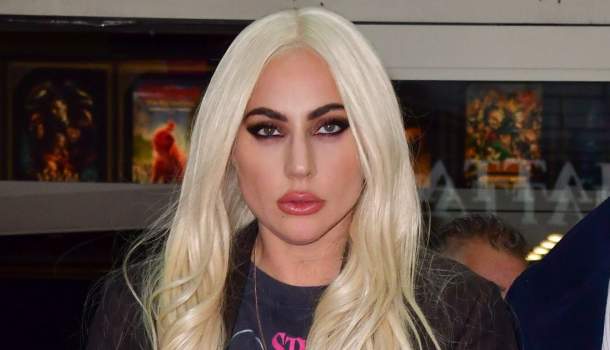 Borítókép: Visszatért egy újabb elfeledett darab! A hírességek pedig már most imádják a pelerint