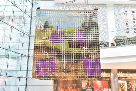 Borítókép: Ne lepődj meg, ha vásárlás közben összefutsz a Lilaruhás nővel!