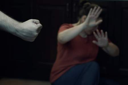 Borítókép: Minden ötödik nő szenved el fizikai bántalmazást a párkapcsolatában hazánkban