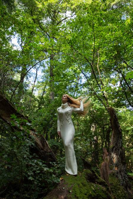 Borítókép: Csillag Zsuzsi, aki még hegyet is kötött ruhákban mászik - interjú!