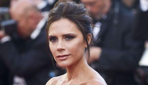 Borítókép: Victoria Beckham cuki gyerekkori képet posztolt húga társaságában - FOTÓ