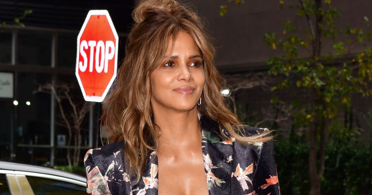 Igazi divatpillanat: Halle Berry stílusos szettjét te is megirigyelnéd