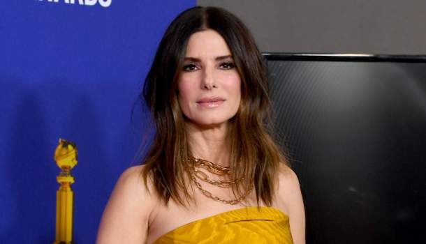 Borítókép: Sandra Bullock visszatért, és a legtökéletesebb ruhát választotta erre az alkalomra