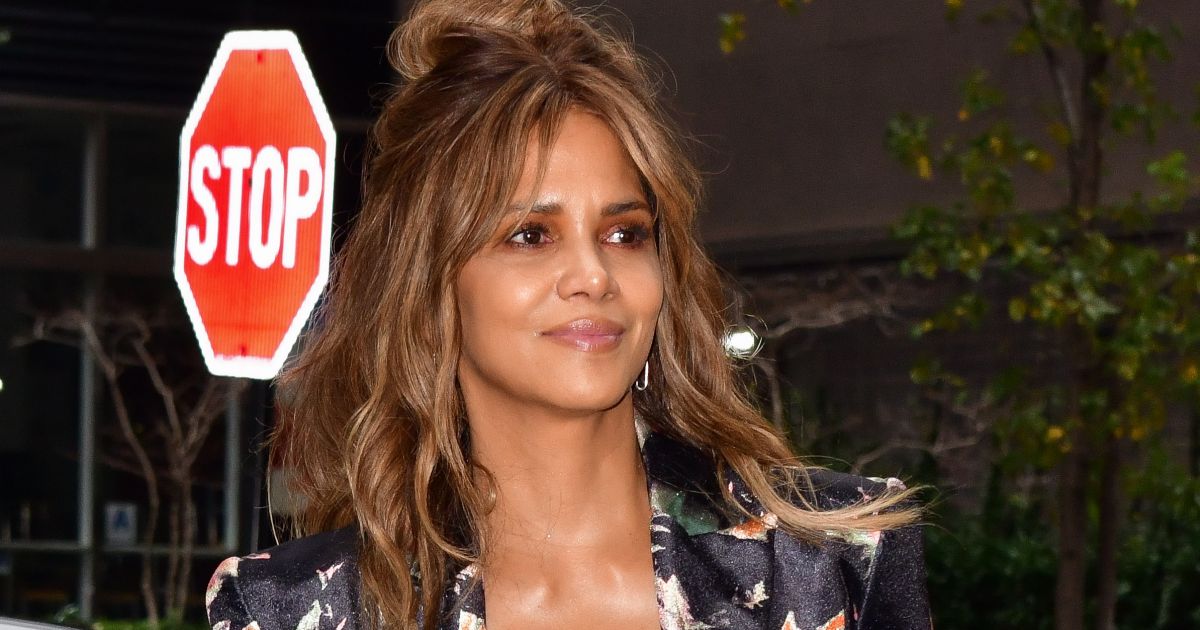 Igazi divatpillanat: Halle Berry stílusos szettjét te is megirigyelnéd