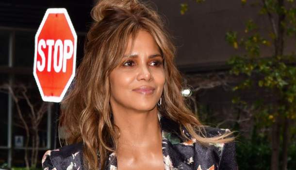 Borítókép: Igazi divatpillanat: Halle Berry stílusos szettjét te is megirigyelnéd