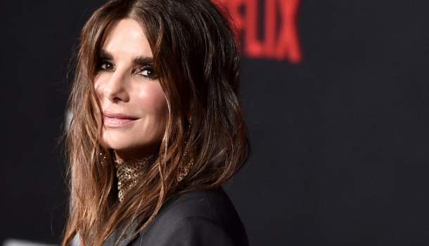 Borítókép: Sandra Bullock igazi stílusikonként tért vissza a vörös szőnyegre: feltűnő jelenség volt