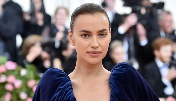 Borítókép: Hoppá! Irina Shayk szuperdögös szettben jelent meg Bradley Cooper új filmjének premierjén 