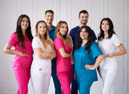 Borítókép: "Egészségügyisnek lenni menő!" - 7 hazai egészségügyben dolgozó egy különleges fotósorozattal népszerűsíti hivatását