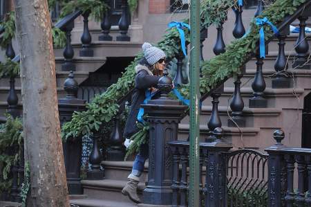 Borítókép: Mikulással, fenyőfával a fejen, vagy díszítés közben: meglepő és mulatságos karácsonyi fotók a legnagyobb sztárokról