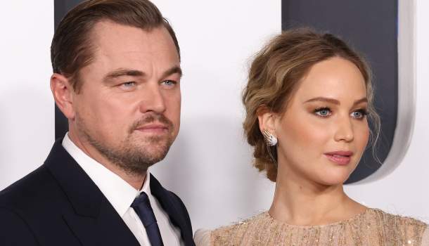 Borítókép: Még a szavunk is eláll! Jennifer Lawrence óriási pocakkal mutatkozott Leonardo DiCaprio oldalán a vörös szőnyegen