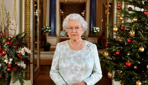 Borítókép: Less be Erzsébet királynő Skóciában található otthonába: gyönyörű ünnepi díszekben pompázik
