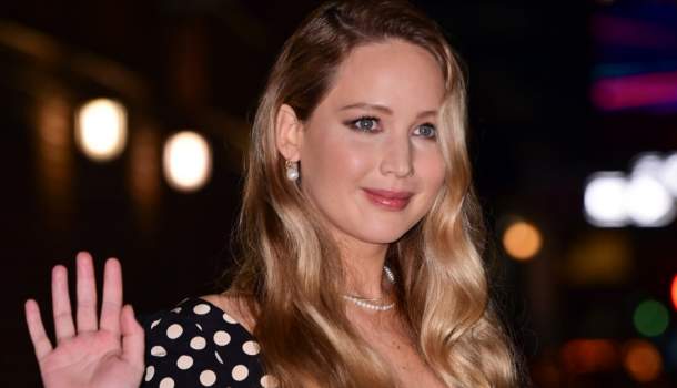 Borítókép: Nem tudjuk levenni a szemünket Jennifer Lawrence kerek pocakjáról ebben a pöttyös ruhában