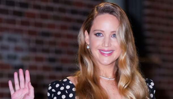 Borítókép: Nem tudjuk levenni a szemünket Jennifer Lawrence kerek pocakjáról ebben a pöttyös ruhában