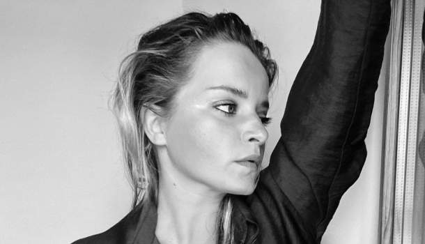 Borítókép: "Nálunk soha nem volt divat a majomszeretet, soha nem voltam apa kicsi lánya" - interjú Odettel 