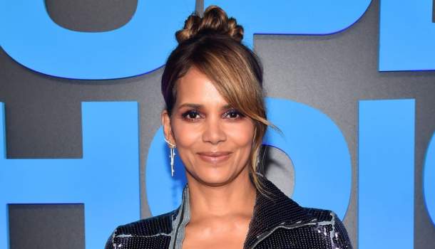 Borítókép: Halle Berry kimaxolta a látványt a People's Choice Awards vörös szőnyegén