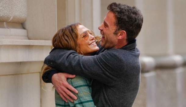 Borítókép: JLo és Ben Affleck a kamerák előtt romantikáztak: Jennifer a 90-es évek elfeledett trendjében tündökölt