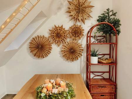 Borítókép: Papírzacskóból karácsonyi csillag: egyszerű barkácsolással gyönyörű karácsonyi díszek