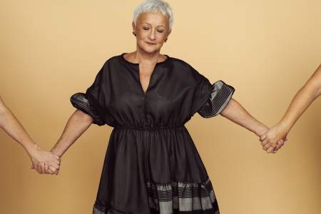 Borítókép: Figyelj ránk! Hétköznapi modellek, magyar tervezők és művészek egy nemes célért. A KIKAPCS. Alapítvány rendhagyó téli akciója