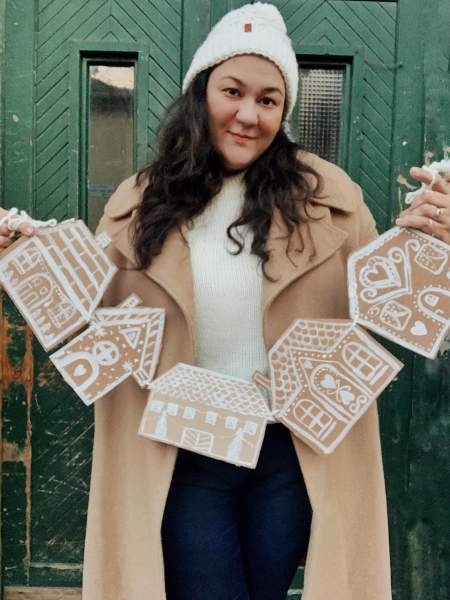 Borítókép: Gyors, mesés és filléres karácsonyi DIY tipp: Mézeskalács házikók kartonból